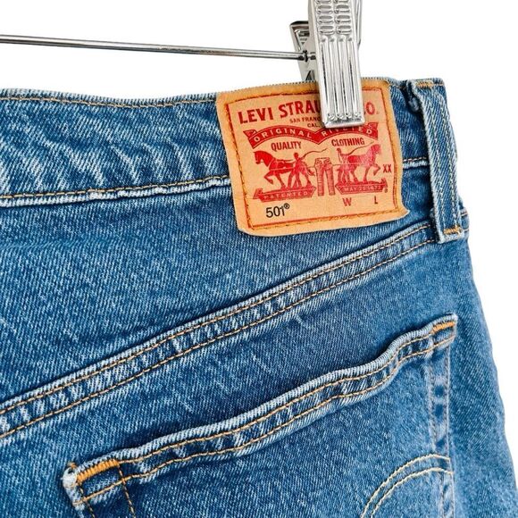 Levi’s 501 cut off medium wash button fly shorts size 30 - Picture 5 of 9